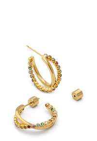 Pendientes de aro de oro con piedras preciosas de colores incrustadas a lo largo del borde exterior y un respaldo de stud desmontable para un cierre seguro.