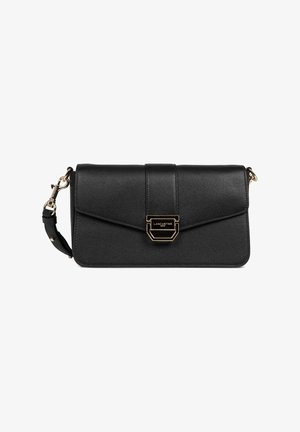 Pochette en cuir noir avec une finition texturée, dotée d'un fermoir en métal doré et d'une sangle ajustable. Forme rectangulaire avec un design à rabat.
