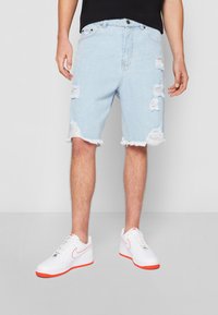 Karl Kani HEAVY DISTRESSED - Džinsa auduma šorti - bleached blue