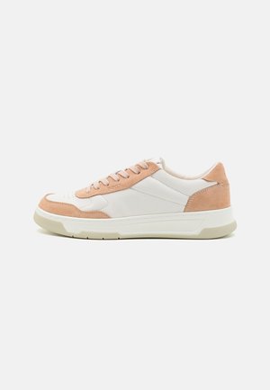 Weiße und pfirsichfarbene Sneakers mit einem Obermaterial aus Wildleder und Leder, runder Zehenform, Schnürdesign und strukturiertem Gummisohle. Minimalistischer Stil mit sichtbaren Nähten.