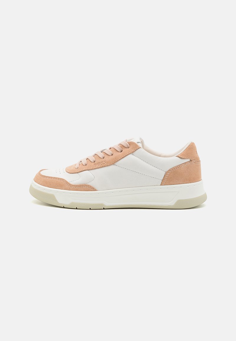 Scarpe da ginnastica bianche e pesco con tomaia in suede e pelle, punta tonda, design con lacci e suola in gomma testurizzata. Stile minimalista con cuciture visibili.
