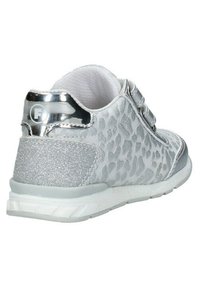 Scarpa sportiva argentata con tomaia testurizzata e accenti lisci. Presenta un tacco glitterato e lacci. Suola in gomma con un motivo di battistrada dettagliato.