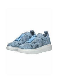 Himmelblaue Spitzen-Sneaker mit einem strukturierten Obermaterial und weißer Gummisohle. Verfügt über blaue Schnürsenkel und ein abgerundetes Zehendesign.