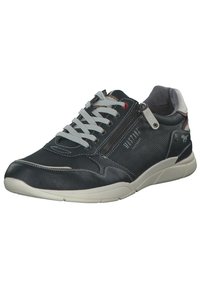 Zapatillas informales para hombre con un upper de cuero texturizado negro y malla, cordones grises, detalle de cremallera lateral y suela de goma crema.