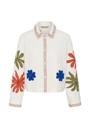 Bijela jakna s kopčanjem na gumbe, ukrašena cik-cak trakom u crvenoj i zelenoj boji, s velikim aplikacijama cvijeća u crvenoj, zelenoj i plavoj na rukavima i prednjim džepovima.