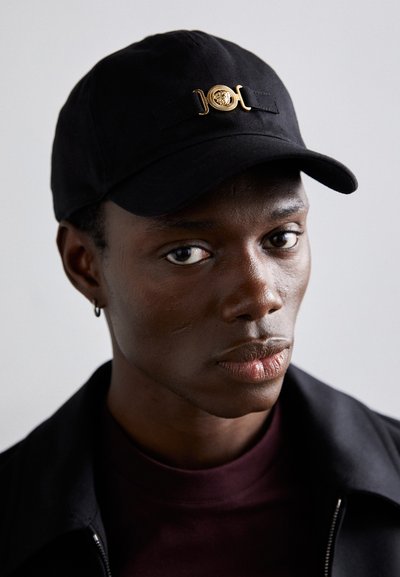 Versace BASEBALL DRILL BIGGIE MEDUSA - Pet - black/gold