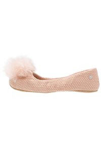 Balerínky z jemné růžové pleteniny, se sladkým chlupatým pom-pom detailem na špičce a hladkou plochou podrážkou. Kovový logo akcent na patě.