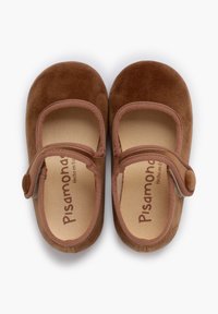 Zapatos Mary Jane de ante marrón con punta redondeada, cinta de velcro para el cierre y un suave forro interior que presenta la marca "Pisamonas".