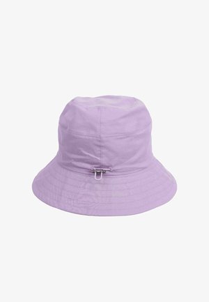 Hellvioletter Fischerhut mit breiter, gesteppten Krempe und verstellbarem Metallverschluss an der Seite.