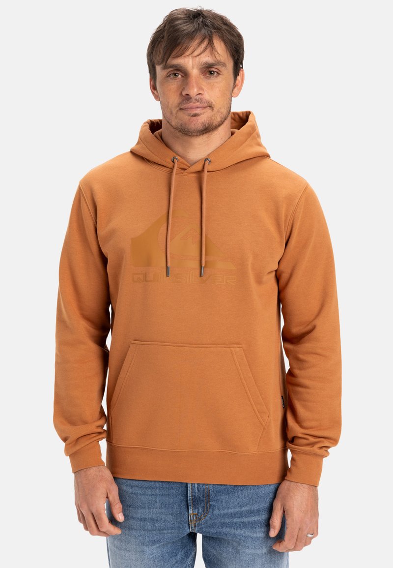 Hætte sweatshirt i brændt orange, med en kengurulomme, snore og et diskret logo print på brystet. Stofblanding af bomuld.