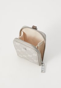 Lommebok med glidelås i lys grå teksturert materiale med hvit blomsterdesign og sølvfarget detalj. Innvendig har den beige stofffôr.