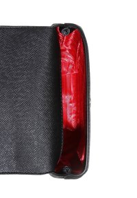 Czarna torebka o fakturowanej powierzchni z intensywnie czerwonym wnętrzem. Posiada gładkie zapięcie i usztywnioną konstrukcję, prezentując wnętrzne przegrody.