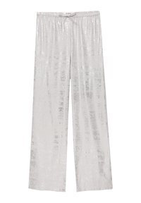 Pantalon large gris clair avec une finition brillante et métallique. Dispose d'une taille élastique avec un cordon de serrage. Texture lisse avec un motif subtil.