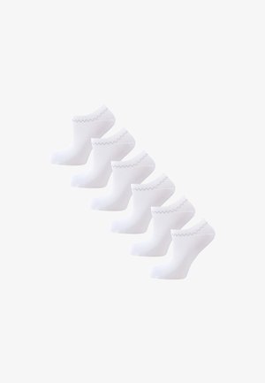 Weiße Knöchelsocken mit einem Zickzackmuster am Bündchen, aus weichem Stoff, in einer Reihe von sechs Paaren präsentiert.
