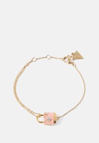 Pulseira de corrente de ouro com um charm de cadeado rosa com um design texturizado, adornado com duas pequenas pedras preciosas transparentes e uma etiqueta.