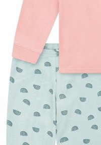 Fleece-Pyjama-Set mit einem weichen, rosa Langarmoberteil und hellblauen Hosen, die mit kleinen, dunkelblauen Regenbogenmustern verziert sind.