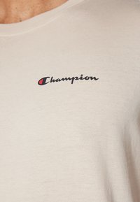 Champion ICONS CREWNECK WITH SMALL LOGO - Nyomott mintás póló - beige