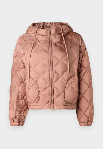 Giacca cropped trapuntata di colore rosa soft con cappuccio, dotata di zip frontale e polsini elasticizzati. Tessuto liscio e lucido con tasche laterali.