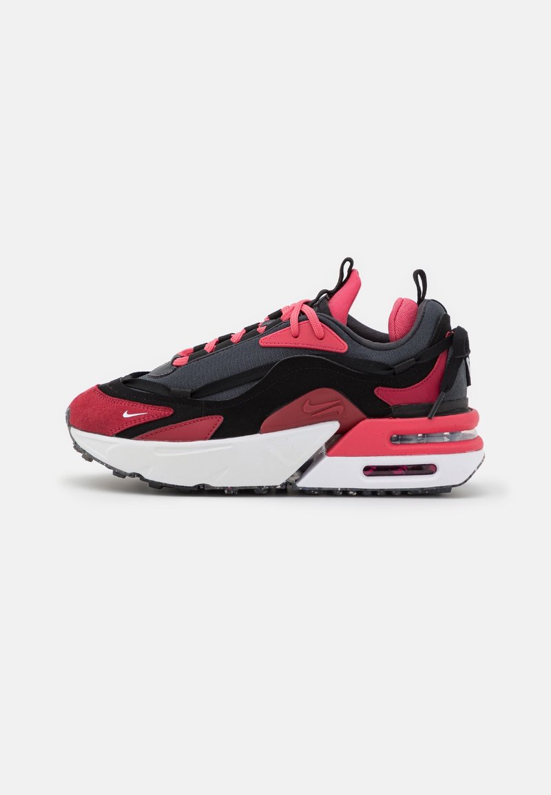 Nike Air Max Sneaker mit einem schwarzen Mesh-Obermaterial, rosa Wildleder- und Gummidetails, weißer Zwischensohle und sichtbarem Air-Unit in der Ferse.