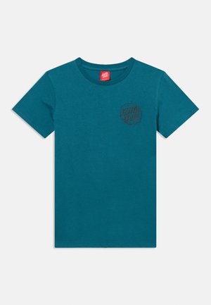Tynn t-skjorte med korte ermer i blågrønn farge og rund hals, med en liten svart "Santa Cruz"-logo på venstre bryst og rød inneretikett i nakken.