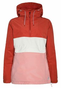 Chaqueta pullover en rojo, blanco y rosa, con capucha, cierre de medio zip en el frente y puños elásticos. Incluye un bolsillo frontal y tela texturizada.