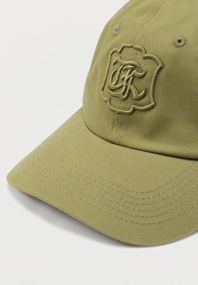 Gorra de béisbol verde oliva con visera curvada y logotipo de iniciales estilizadas bordadas en el panel frontal sobre fondo blanco.