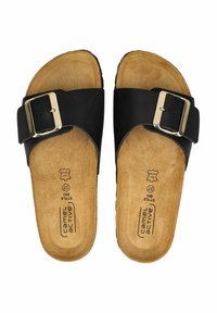 Schwarze Slipper-Sandalen mit einem breiten Riemen und einer metallischen Schnalle. Korkfußbett und strukturierte Sohle für guten Halt. Etikettinformationen sichtbar an der Unterseite.
