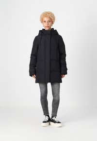 Vero Moda Petite VMLEONIELEA JACKET - Dūnu jaka - black