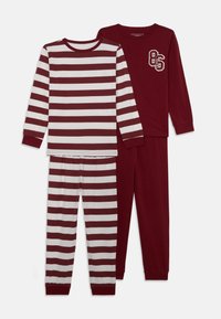 Twee sets pyjama's: de ene met maroon en witte horizontale strepen, en de andere volledig maroon met een "86" afbeelding. Zacht katoenen materiaal.