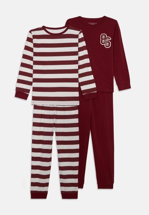 Zwei Sets Pyjamas: eines mit bordeauxroten und weißen horizontalen Streifen und das andere einfarbig bordeauxrot mit einer "86"-Grafik. Aus weichem Baumwollmaterial.