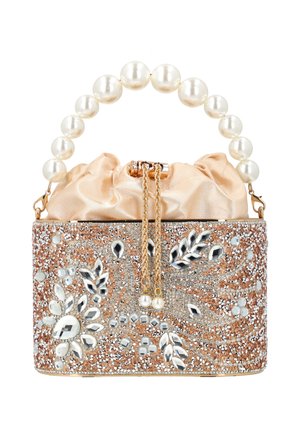 Petit sac de soirée beige en satin avec poignée en perles, cordon chaîne doré et base pailletée or rose garnie de motifs en pierres argentées et transparentes.