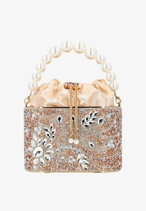 Petit sac de soirée beige en satin avec poignée en perles, cordon chaîne doré et base pailletée or rose garnie de motifs en pierres argentées et transparentes.