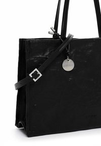 Borsa tote in pelle nera con due manici lunghi, una tracolla removibile e accessori in metallo argentato. Presenta una leggera lucentezza e una targhetta con il marchio.
