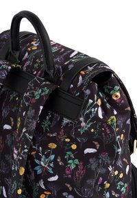 Crni ruksak s cvjetnim uzorkom i kožnim detaljima, s veselima ilustracijama biljaka i leptira. Kratak pregled s gornje strane.