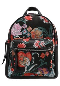Czarny plecak z kolorowymi haftowanymi wzorami kwiatowymi, przednia kieszeń na zamek i uchwyt u góry.