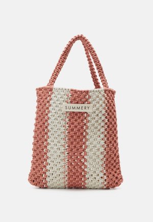 Sac fourre-tout tissé à la main avec des rayures verticales roses et blanches et deux poignées roses, avec une étiquette indiquant "SUMMERY."