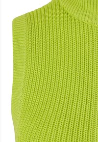 Top de punto sin mangas en un brillante verde lima, con un patrón acanalado texturizado y un cuello alto. Detalle de costura visible.
