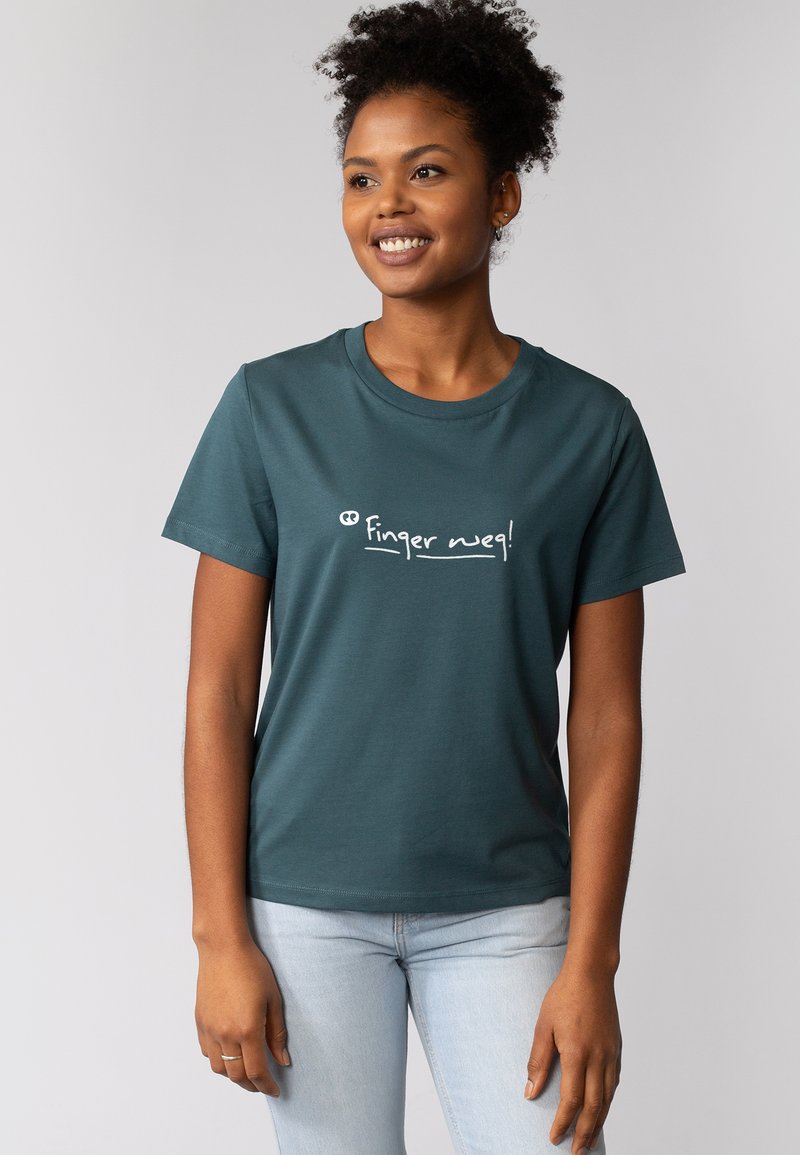 Türkiser Baumwoll-T-Shirt mit kurzen Ärmeln und weißem Text, der auf der Vorderseite "Finger weg!" lautet. Klassisches Rundhals-Design, samtige Textur.