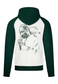 Sweat-shirt à capuche avec des manches vertes, un corps blanc, et un graphique imprimé d'une personne avec des cheveux tressés, présentant un effet éclaboussé.