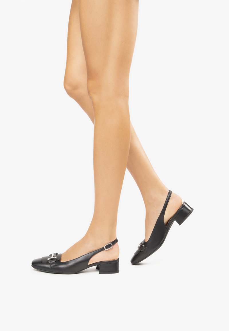 Schwarze Leder Slingback-Pumps mit einem niedrigen Blockabsatz, ausgestattet mit einer dekorativen Schnalle und einer glatten Textur.