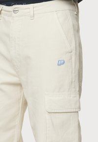 Pegador PRETO WIDE - Oldalzsebes nadrágok - dyed salty cream