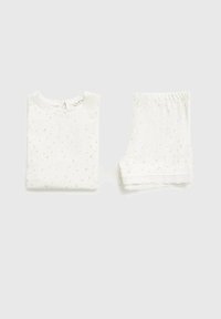Pyjamasset i bomull i vitt med små blommönster. Topp med korta ärmar och rund halsringning samt matchande shorts med spetsdetaljer.