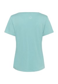 Světle modré tričko s krátkým rukávem vyrobené z měkké bavlny, s jemným logem na horní zadní části a zaobleným výstřihem.