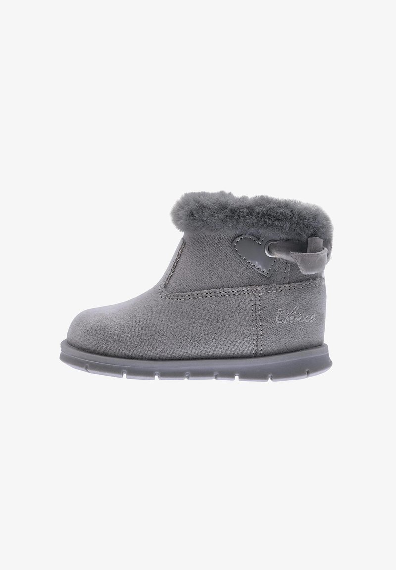 Bottine grise pour tout-petit avec doublure en fausse fourrure, patch en forme de cœur et nom de marque brodé sur le côté.