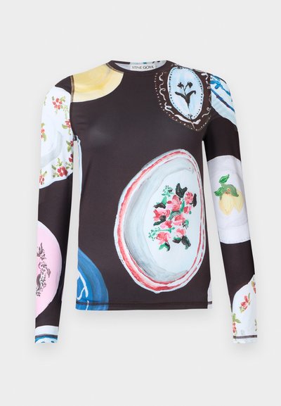 Μακρυμάνικο πουκάμισο με σκουρόχρωμη βάση, που φέρει πολύχρωμα σχεδιασμένα μοτίβα πιάτων με λουλούδια και φρούτα στο μπροστινό μέρος και στα μανίκια.