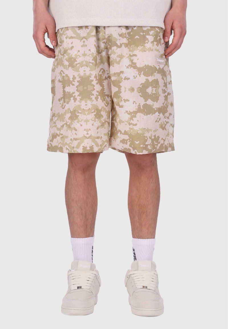 Beige camouflage shorts med en struktureret overflade, der har en løs pasform, sidelommer og et lille hvidt logo på venstre side.