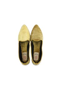 Bailarinas de punta en terciopelo amarillo claro y marrón, con forro interior negro. Presentan una textura suave y un diseño blando y flexible.