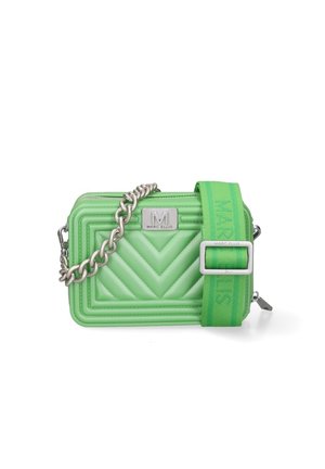 Borsa a tracolla rettangolare trapuntata verde con catena argento e tracolla larga regolabile in tessuto, logo Marc Ellis sul davanti e sulla fibbia della tracolla.