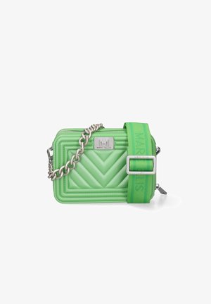 Sac bandoulière matelassé rectangulaire vert avec chaîne argentée et large bandoulière en tissu ajustable, logo Marc Ellis à l'avant et sur la boucle de la bandoulière.