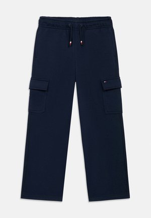Pantalon de survêtement cargo bleu marine avec taille élastique, cordon de serrage, poches latérales et poches à rabat sur chaque cuisse.
